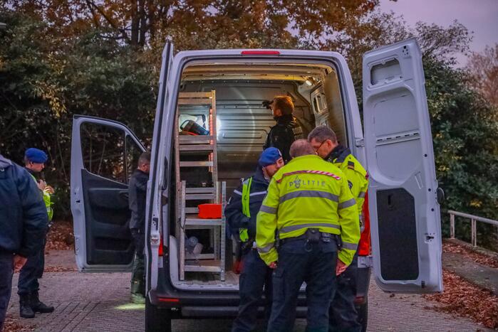 Politie houdt voertuigcontrole op parkeerplaats