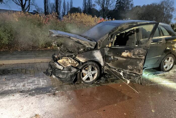 Auto zwaar beschadigd door brand