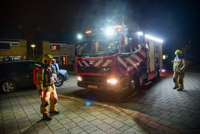 Brandweer doet onderzoek naar gaslucht op straat