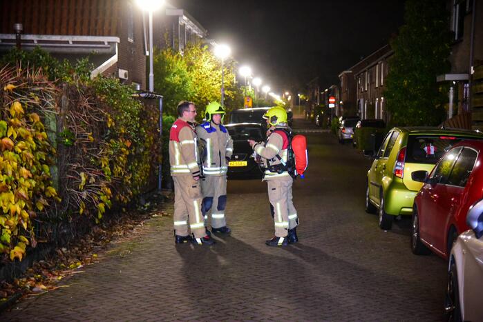 Brandweer doet onderzoek naar gaslucht op straat