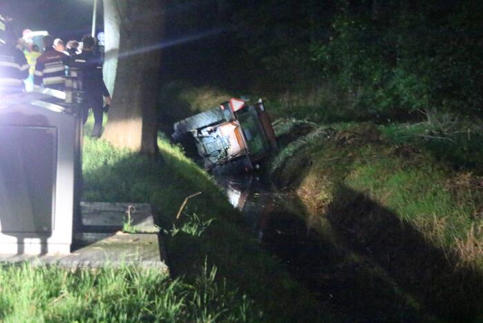 Tractor belandt in sloot