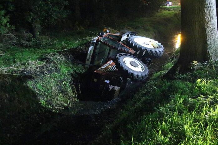 Tractor belandt in sloot