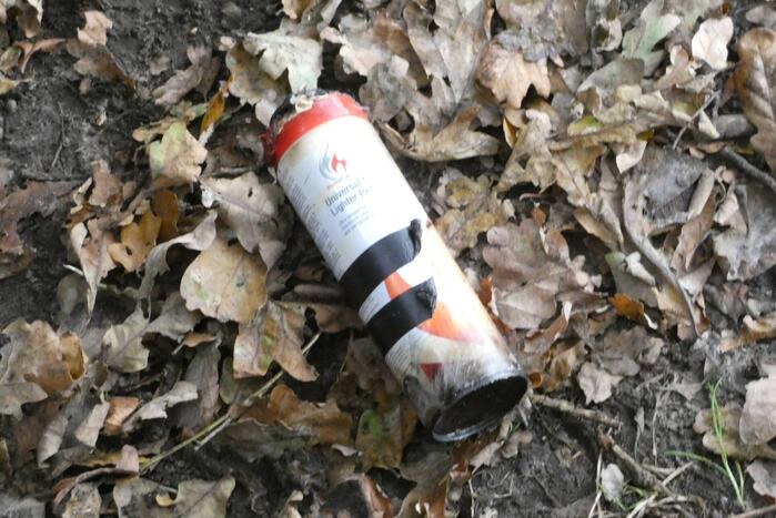 Brandweer blust brand naast snelweg