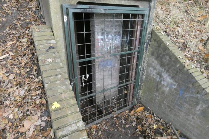 Brandweer blust brand naast snelweg