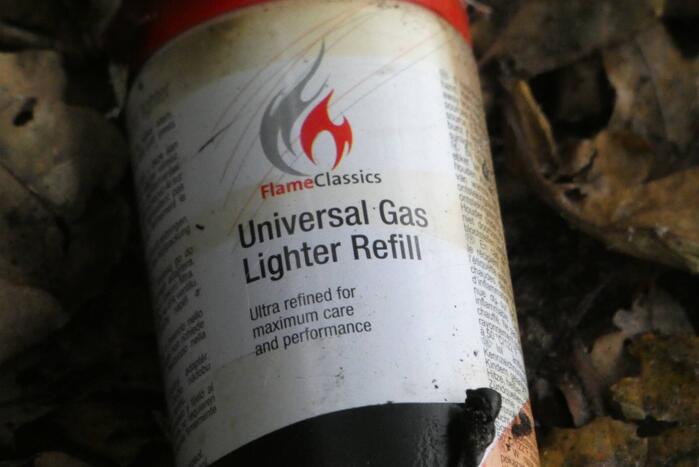 Brandweer blust brand naast snelweg