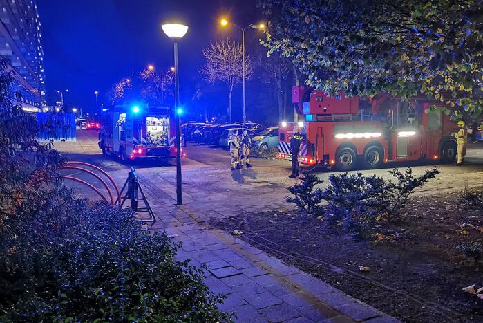 Brandweer blust brand in bloembak op eerste etage