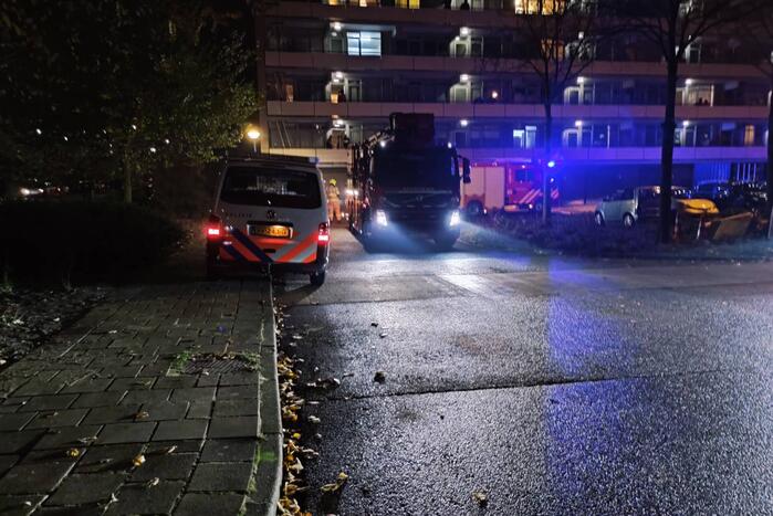 Brandweer blust brand in bloembak op eerste etage