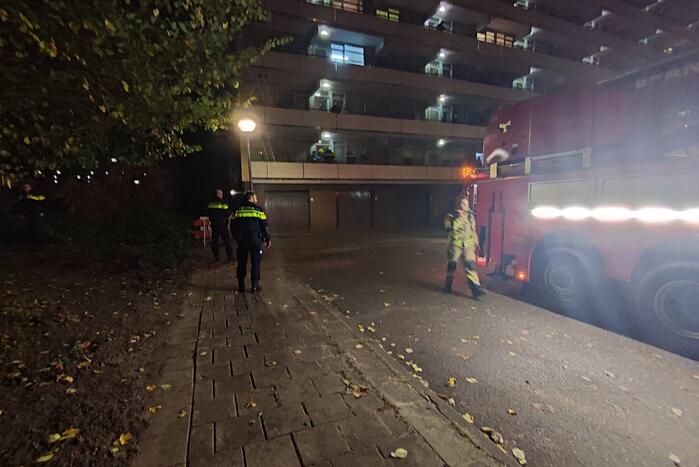 Brandweer blust brand in bloembak op eerste etage