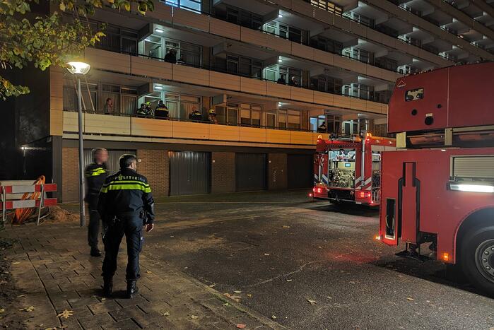 Brandweer blust brand in bloembak op eerste etage