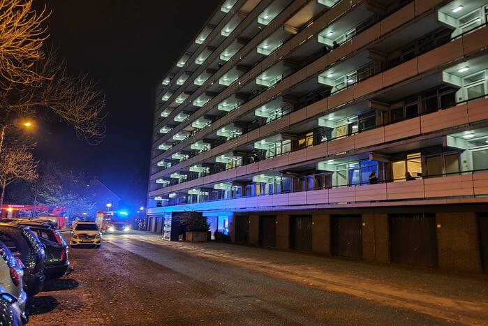 Brandweer blust brand in bloembak op eerste etage