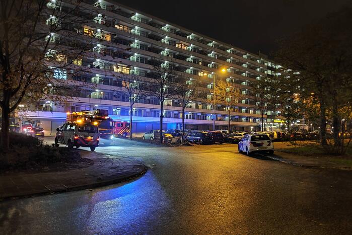 Brandweer blust brand in bloembak op eerste etage