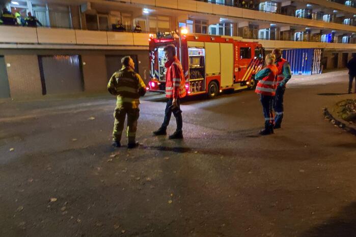 Brandweer blust brand in bloembak op eerste etage