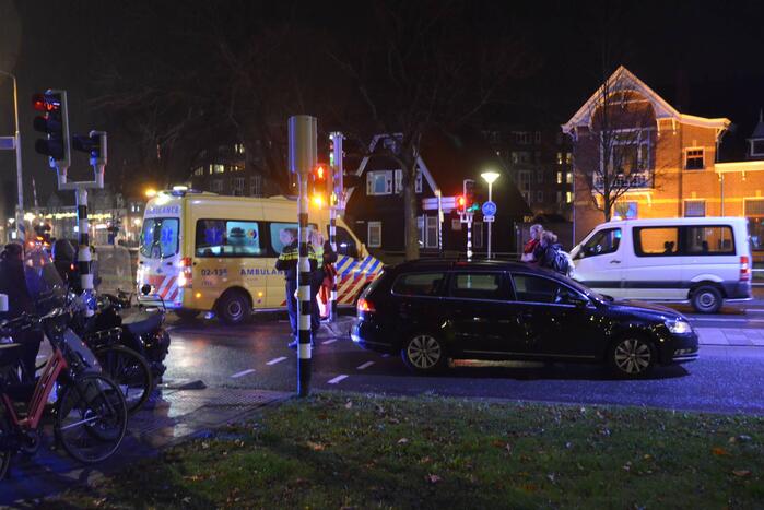 Scooterrijdster gewond door botsing met personenauto