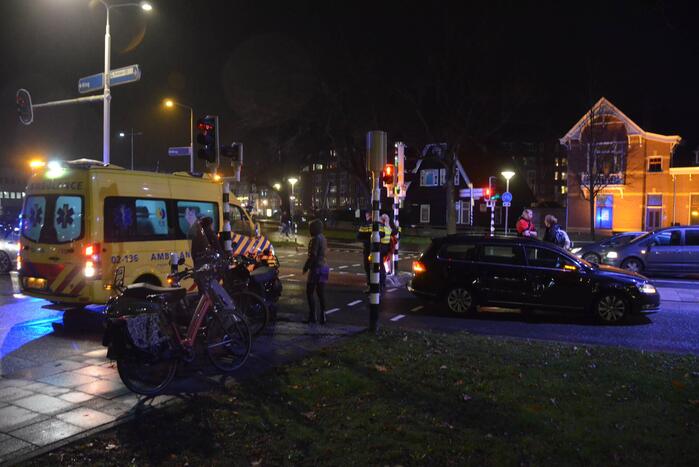 Scooterrijdster gewond door botsing met personenauto
