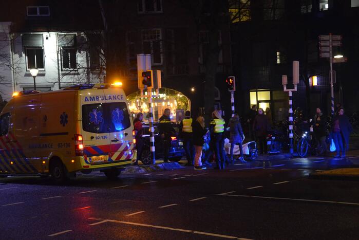 Scooterrijdster gewond door botsing met personenauto