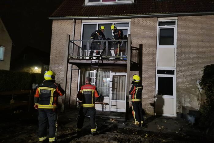 Slotenmaker opent deur voor brandweer