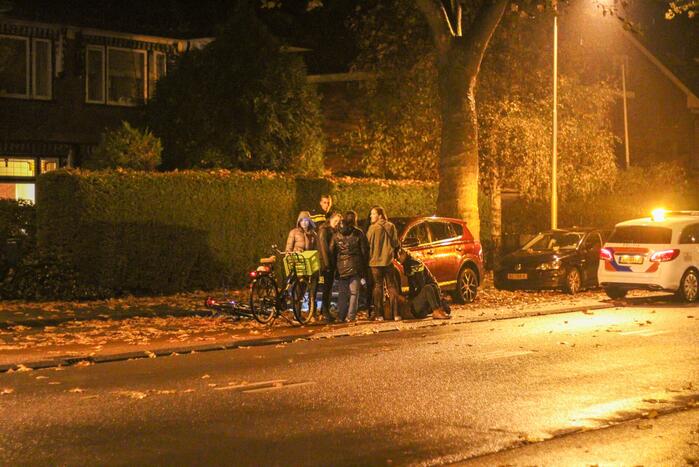 Fietser gewond na val door bladeren