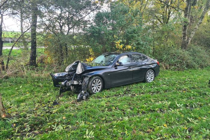Bestuurder verliest macht over stuur en raakt boom