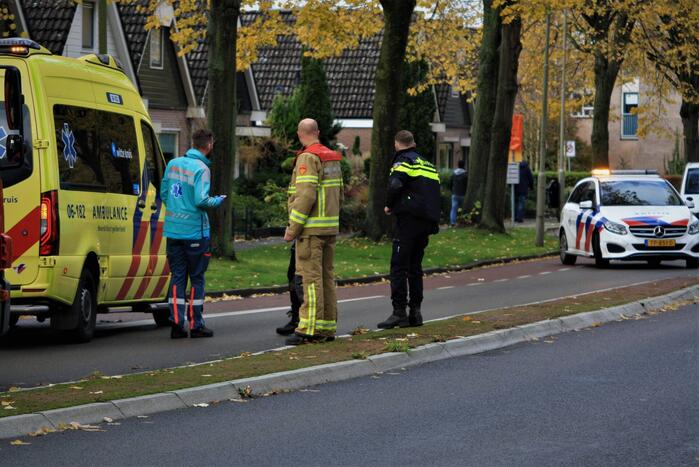 Meisje vast met voet tussen spaken van fiets