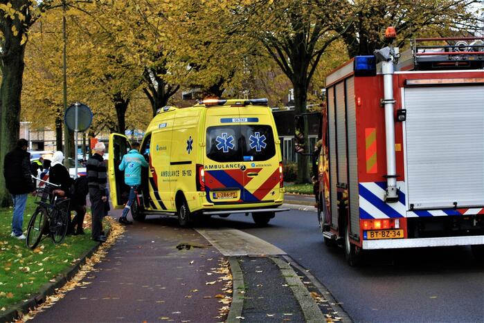 Meisje vast met voet tussen spaken van fiets