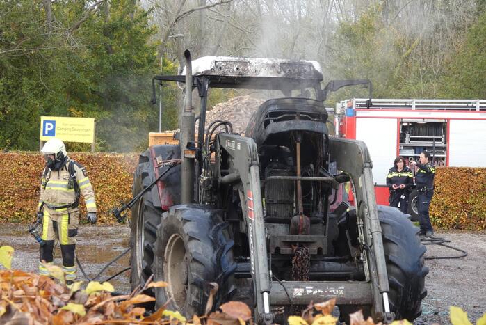 Tractor brandt volledig uit