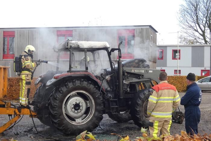 Tractor brandt volledig uit