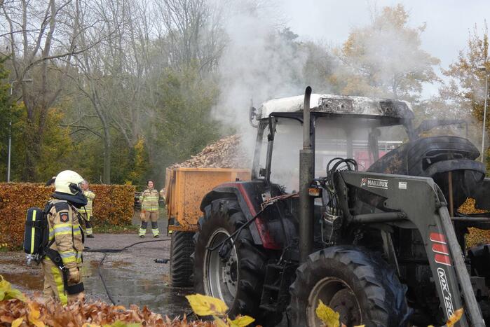 Tractor brandt volledig uit
