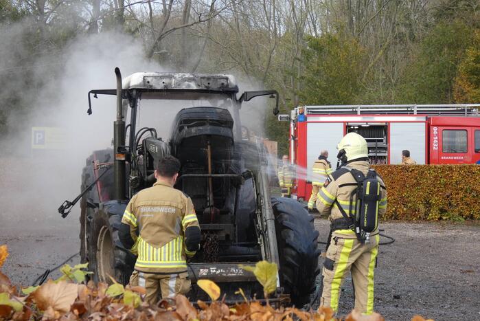 Tractor brandt volledig uit