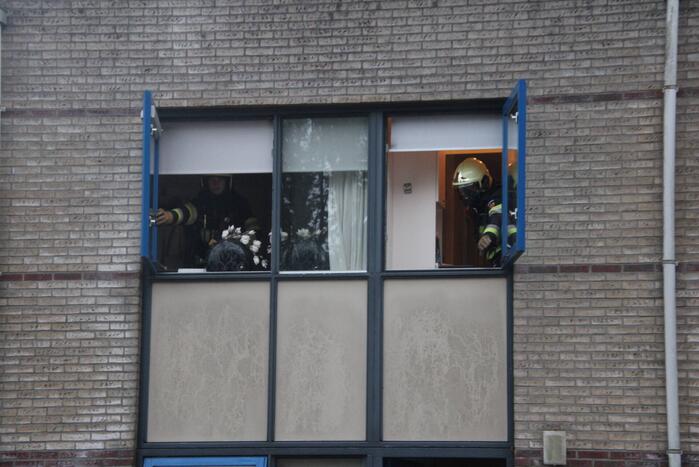 Brandweer ventileert na woningbrand