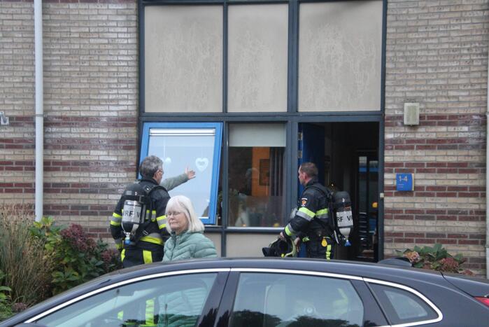 Brandweer ventileert na woningbrand