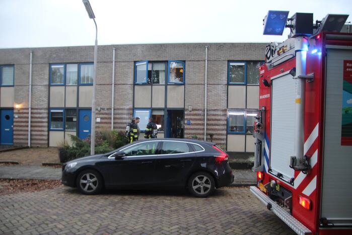 Brandweer ventileert na woningbrand