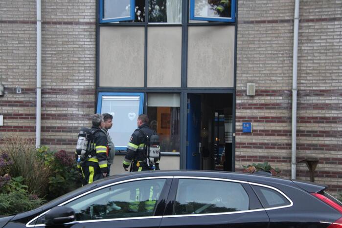 Brandweer ventileert na woningbrand