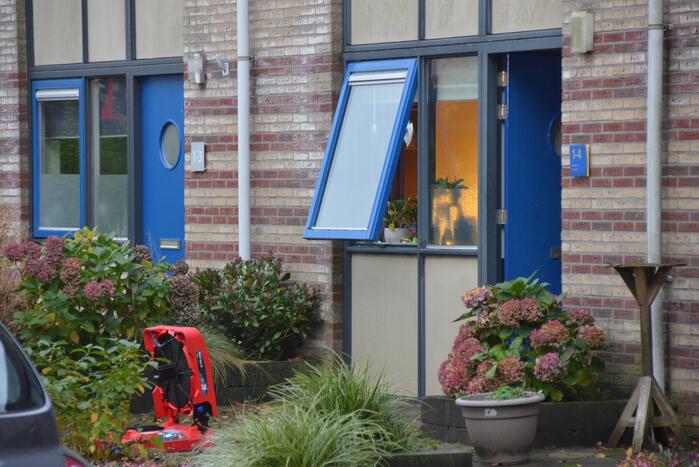 Brandweer ventileert na woningbrand