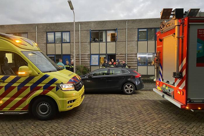Brandweer ventileert na woningbrand