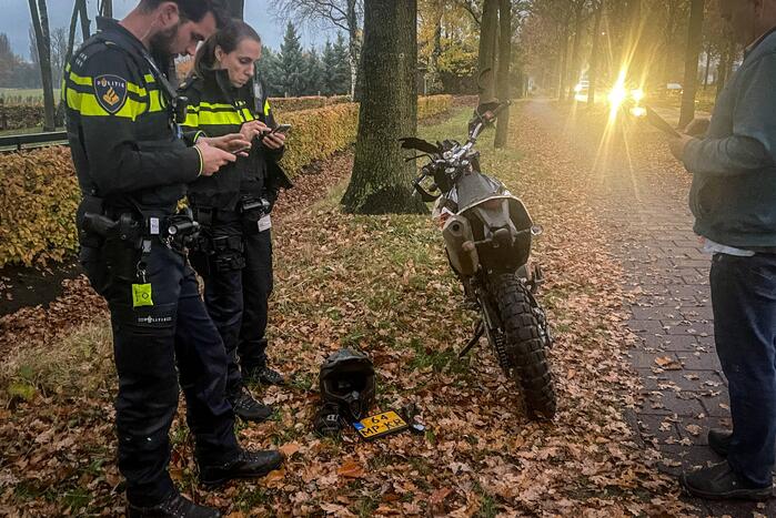 Crossmotor komt in botsing met personenauto