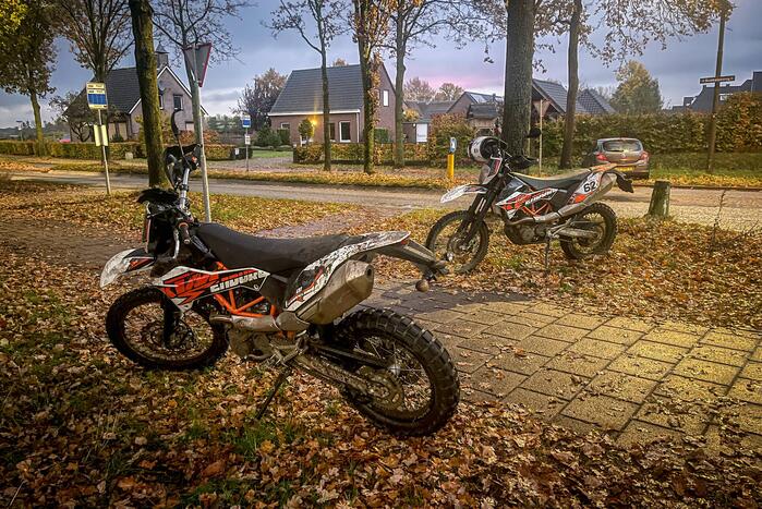 Crossmotor komt in botsing met personenauto