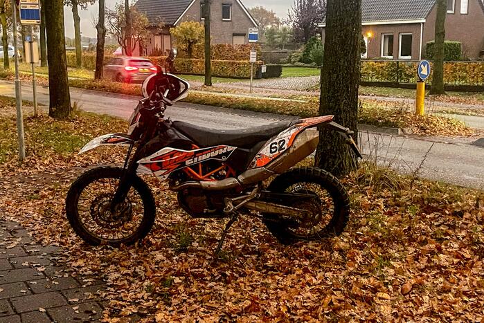 Crossmotor komt in botsing met personenauto