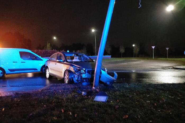 Automobilist botst met voertuig tegen lantaarnpaal