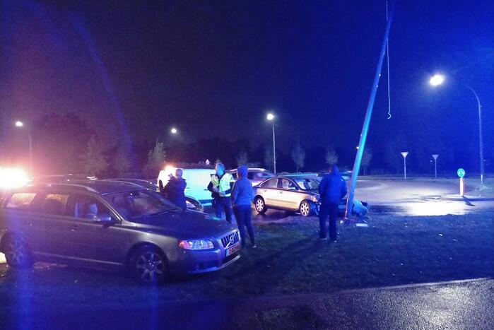 Automobilist botst met voertuig tegen lantaarnpaal