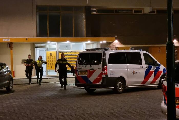 Politie in kogelwerende vesten treden flatwoning binnen