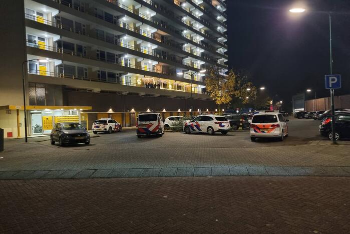 Politie in kogelwerende vesten treden flatwoning binnen