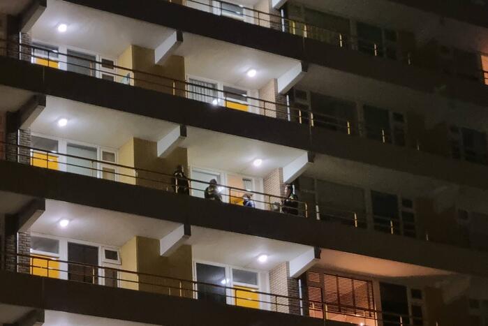 Politie in kogelwerende vesten treden flatwoning binnen