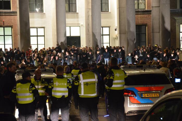 Honderden kroeggangers op straat door sluiting kroegen