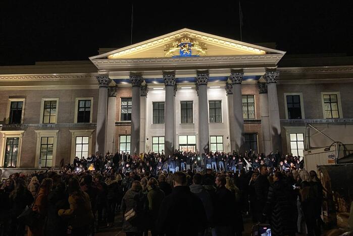 Honderden kroeggangers op straat door sluiting kroegen