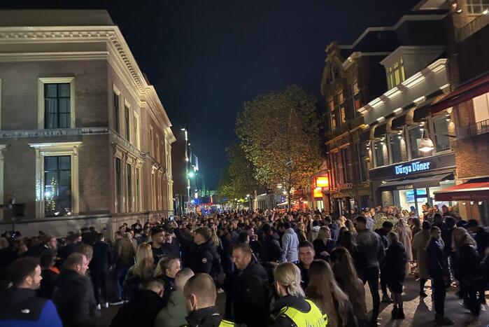 Honderden kroeggangers op straat door sluiting kroegen