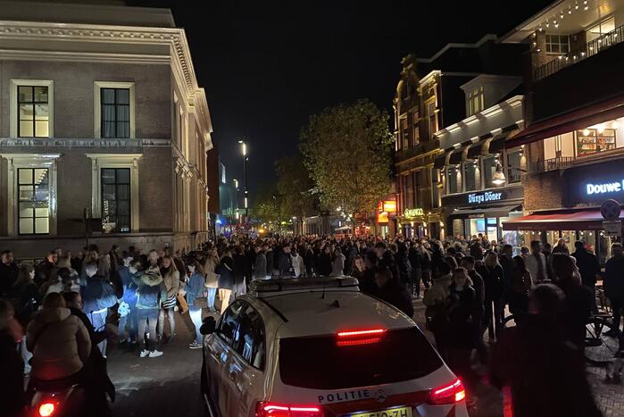 Honderden kroeggangers op straat door sluiting kroegen