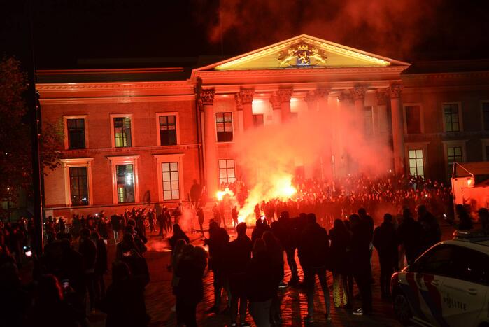 Honderden kroeggangers op straat door sluiting kroegen