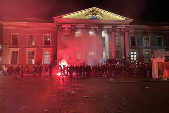 Honderden kroeggangers op straat door sluiting kroegen
