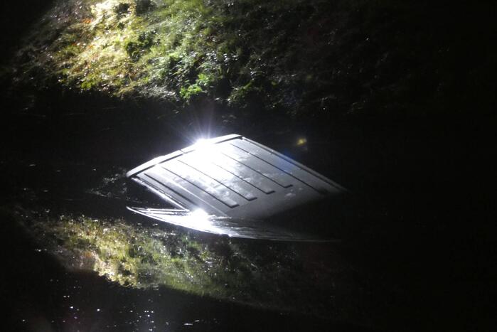 Bestelbus belandt in water