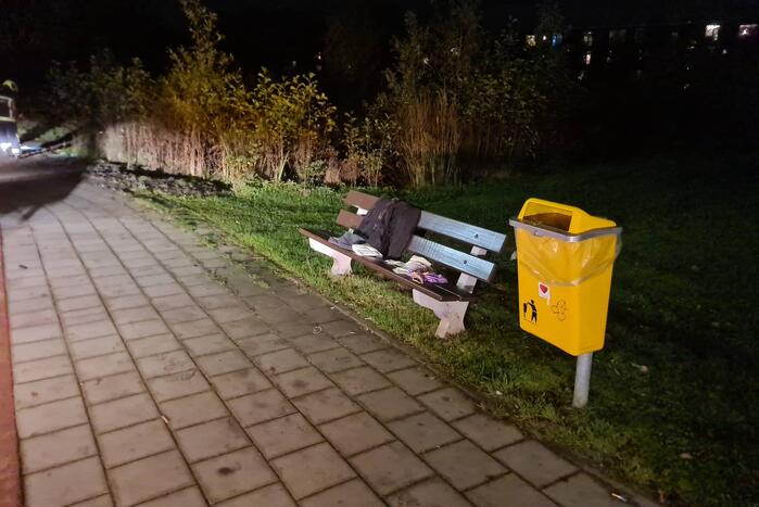 Brandweer zoekt naar persoon te water na aantreffen kleding